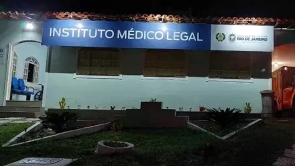 Bebês gêmeos morrem após se afogar na piscina de casa no Rio de Janeiro