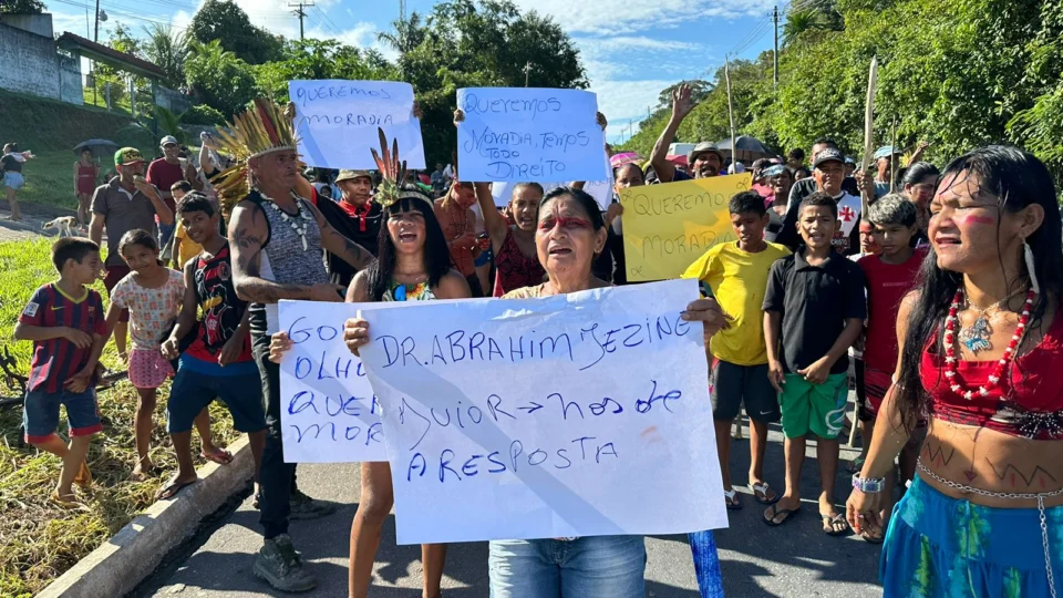 Indígenas realizam manifestação na BR 174 reivindicando moradia