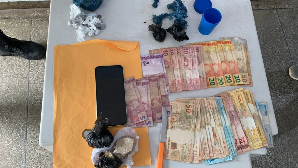 Dois homens são presos em posse de drogas e cerca de R$ 3 mil em espécie no Amazonas