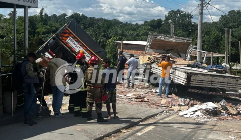 VÍDEO: Veja o momento em que carreta desgovernada arrasta carros e invade casa no bairro tarumã em Manaus