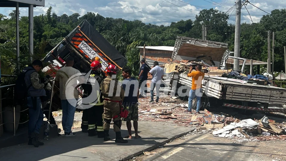 VÍDEO: Veja o momento em que carreta desgovernada arrasta carros e invade casa no bairro tarumã em Manaus