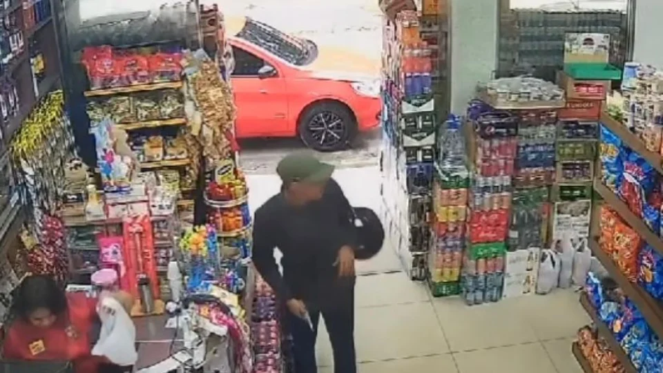 VÍDEO: PC-AM divulga imagens de dupla envolvida em roubo a distribuidora no bairro Nova Cidade