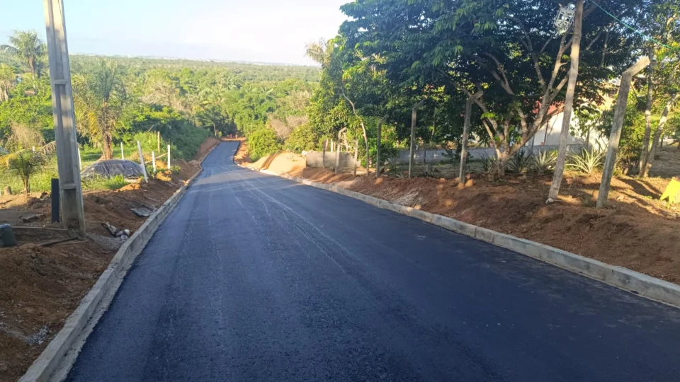 Sistema viário de comunidade rural em Iranduba recebe pavimentação pela primeira vez