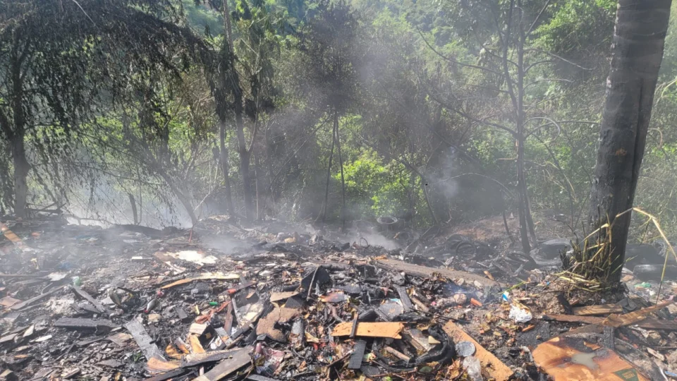 Incêndio atinge área de mata usada como lixeira irregular no Distrito Industrial