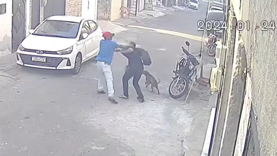 VÍDEO: Homens brigam e se matam com a mesma arma em Fortaleza