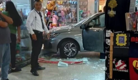 Funcionária de shopping liga carro em exposição e bate contra frente de loja em Manaus