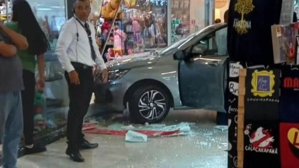 Funcionária de shopping liga carro em exposição e bate contra frente de loja em Manaus