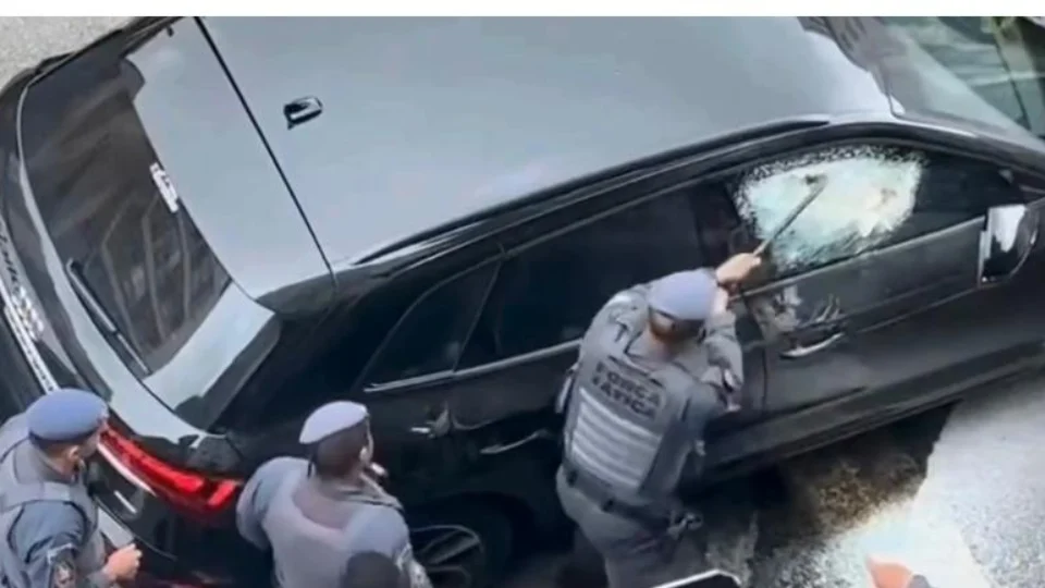 VÍDEO: policiais quebram vidro de carro blindado para capturar homem que atropelou três pessoas