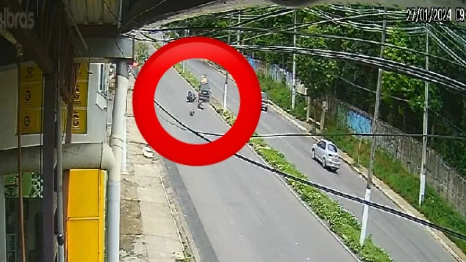 VÍDEO: Grave acidente deixa motorista ferido na avenida Nathan Xavier em Manaus