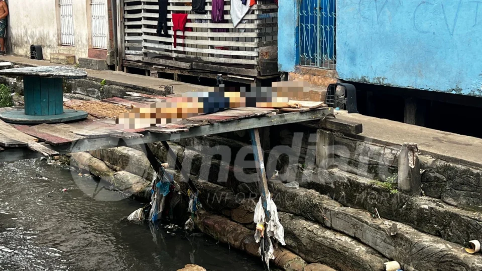 Homem é assassinado e corpo fica jogado em ponte sobre igarapé na Compensa