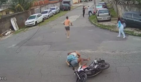 VEJA VÍDEO: vítimas reagem a assalto com ‘voadora’ e golpes de barras de ferro