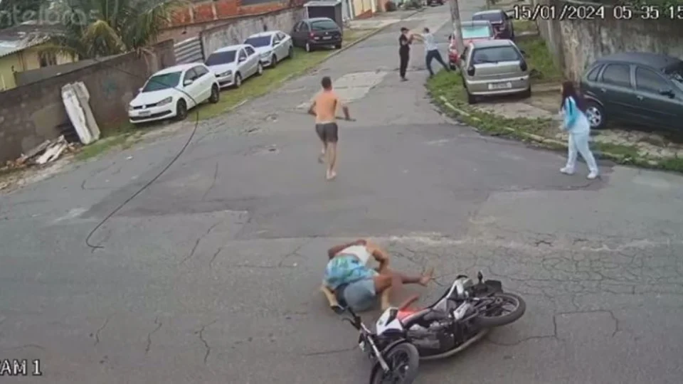 VEJA VÍDEO: vítimas reagem a assalto com ‘voadora’ e golpes de barras de ferro