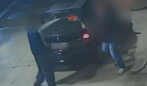 VEJA VÍDEO: frentista espirra combustível em suspeito para evitar assalto em posto