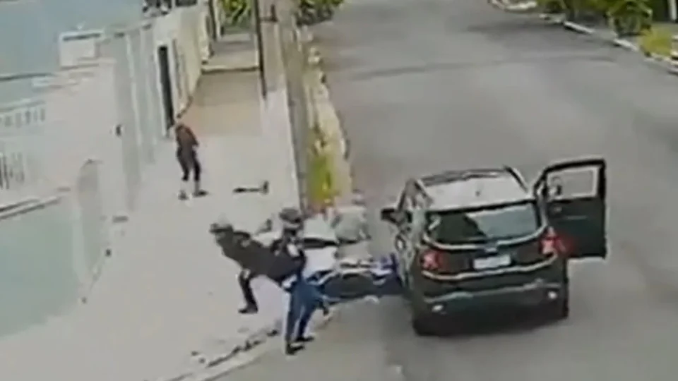 VEJA VÍDEO: motorista derruba e persegue bandidos que faziam arrastão