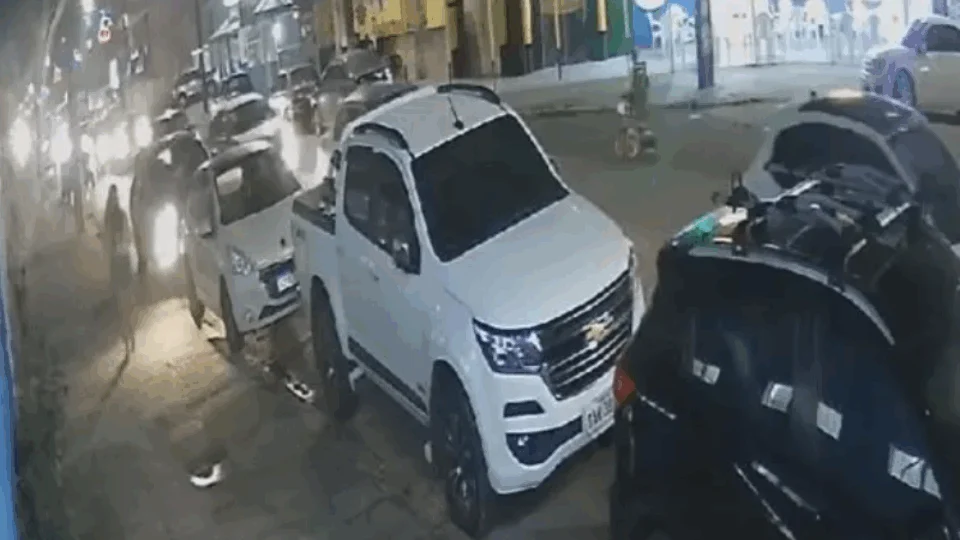 VEJA VÍDEO: imagens registram cadeirante sendo atropelado por táxi