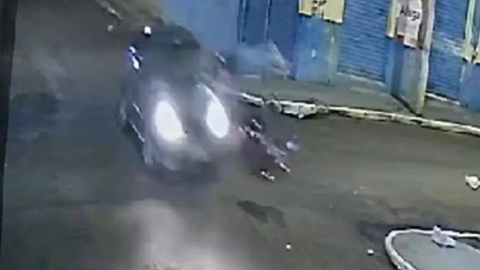 VEJA VÍDEO: mulher usa carro e atropela ex e atual dele que são arremessados no ar