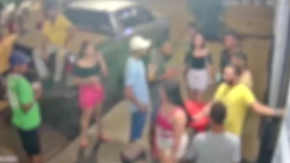 VEJA VÍDEO: dono de tabacaria é esfaqueado com canivete após confusão com cliente