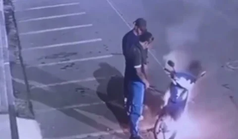 VEJA VÍDEO: Moto pega fogo e dupla tenta apagar com urina