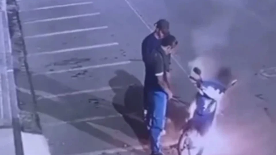VEJA VÍDEO: Moto pega fogo e dupla tenta apagar com urina