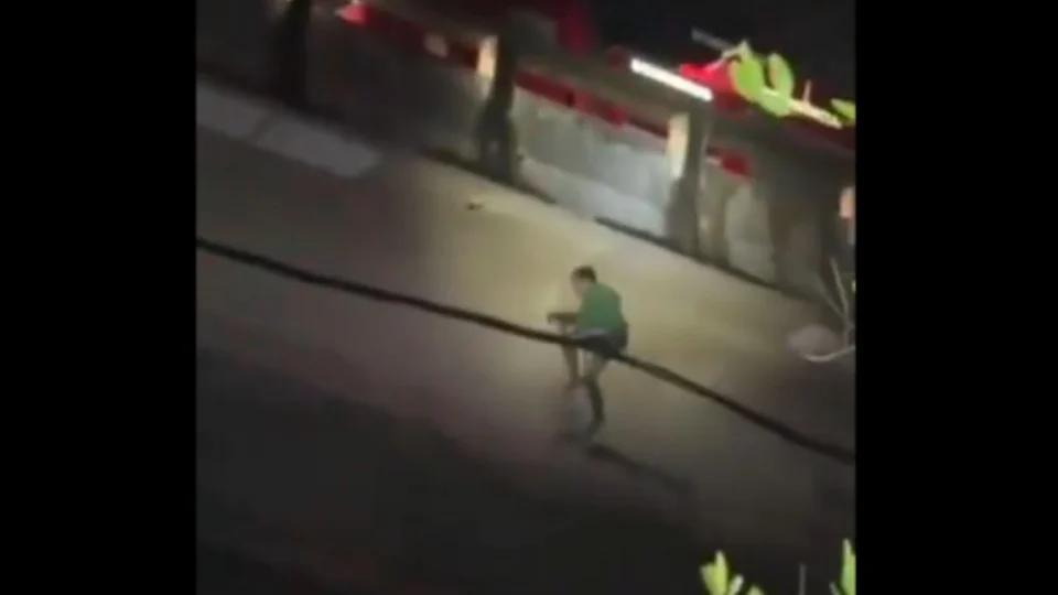 VEJA VÍDEO: homem se agarra em cabo após se jogar de ponte durante sequestro