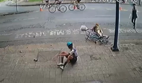 VEJA VÍDEO: Mulher atravessa via durante prova e é atropelada por ciclista
