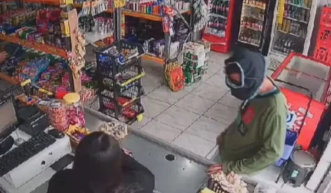 VEJA VÍDEO: criminoso usa cueca para esconder rosto em assalto