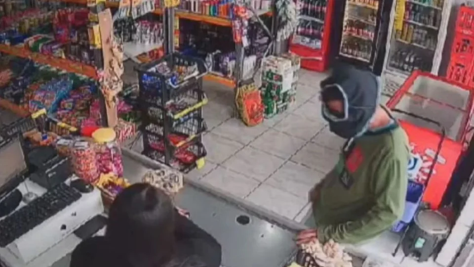 VEJA VÍDEO: criminoso usa cueca para esconder rosto em assalto