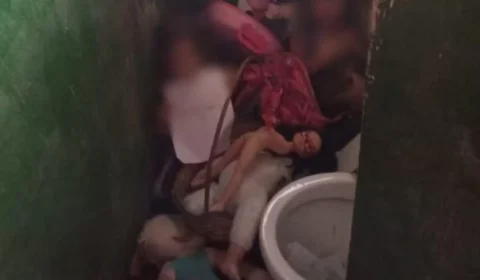 Mãe é presa após polícia encontrar crianças trancadas em banheiro sujo