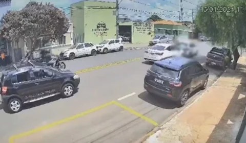 Briga de trânsito acaba com homem prensado contra o próprio carro