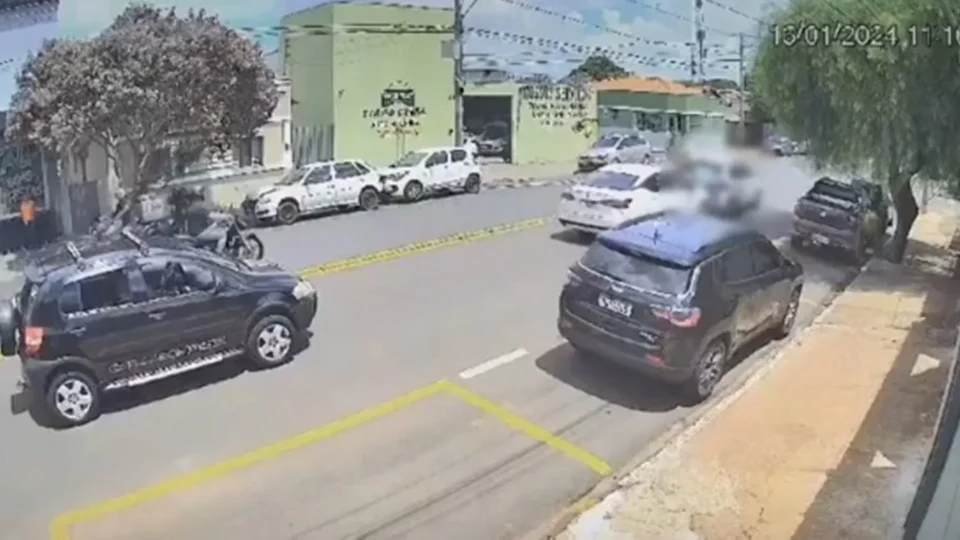 Briga de trânsito acaba com homem prensado contra o próprio carro