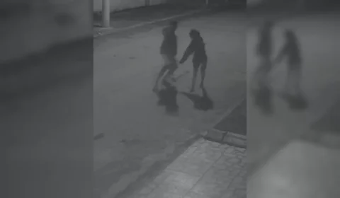VEJA VÍDEO: mulher tenta correr, mas é alcançada e assassinada a facadas