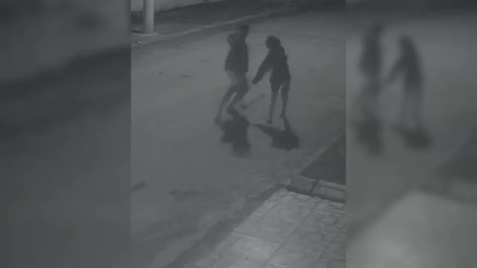 VEJA VÍDEO: mulher tenta correr, mas é alcançada e assassinada a facadas