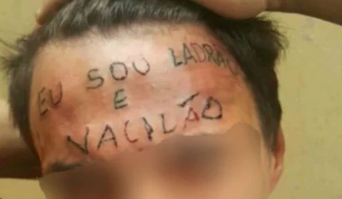 “Ladrão e vacilão”: jovem que teve testa tatuada perde semiaberto