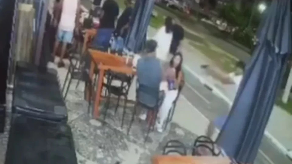 Vídeo mostra execução de miliciano Sérgio Bomba em quiosque