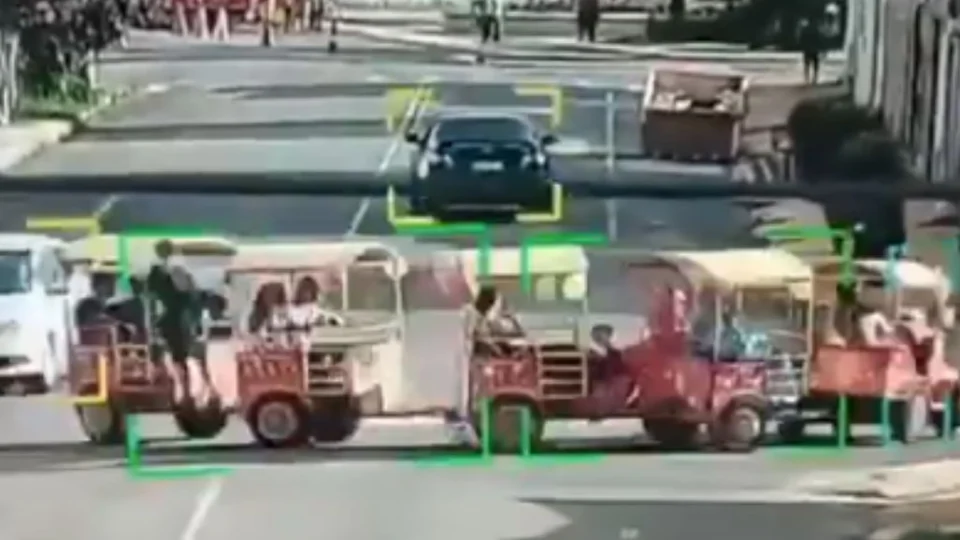 ‘Trenzinho da alegria’ tomba durante curva e deixa passageiros feridos