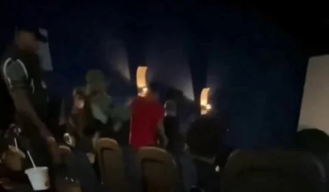 VEJA VÍDEO: Jovens são tirados do cinema por fumar maconha em filme de Bob Marley