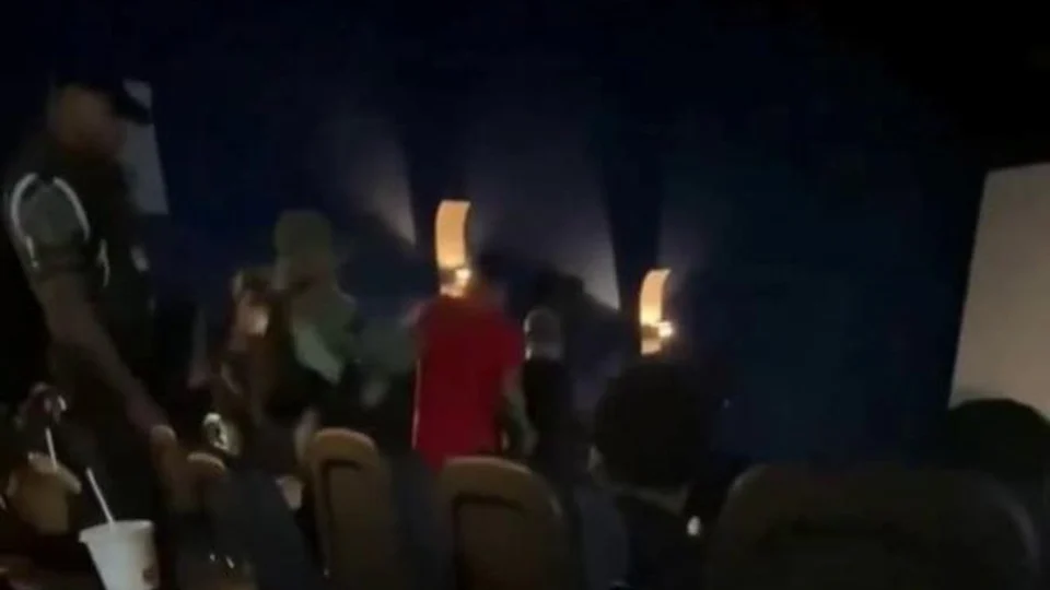 VEJA VÍDEO: Jovens são tirados do cinema por fumar maconha em filme de Bob Marley