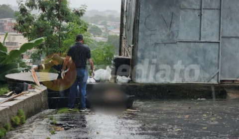 Homem é morto com várias facadas na cabeça e corpo é jogado em terreno baldio