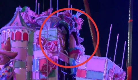 Mulher cai e outra fica pendurada em carro alegórico da Mangueira