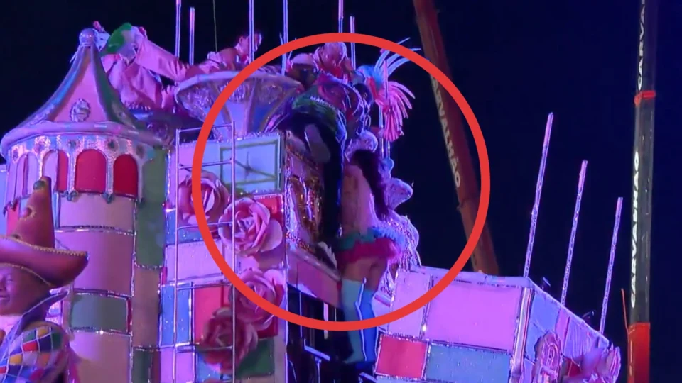 Mulher cai e outra fica pendurada em carro alegórico da Mangueira