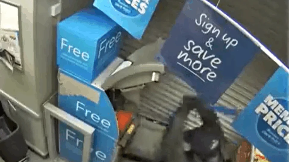 VEJA VÍDEO: assaltante com martelo tenta abrir caixa eletrônico que explode