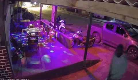 VEJA VÍDEO: suspeito encapuzado invade bar e executa a tiros dois homens