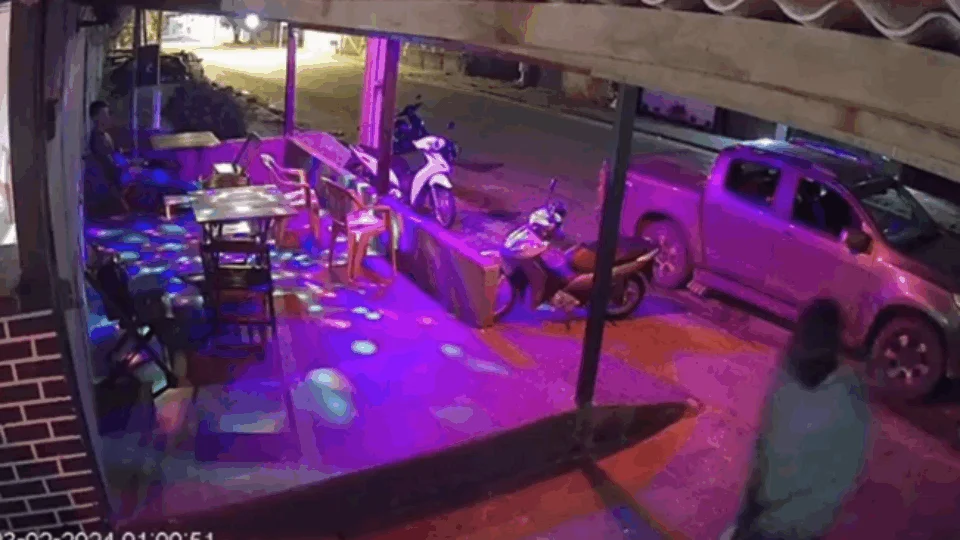 VEJA VÍDEO: suspeito encapuzado invade bar e executa a tiros dois homens