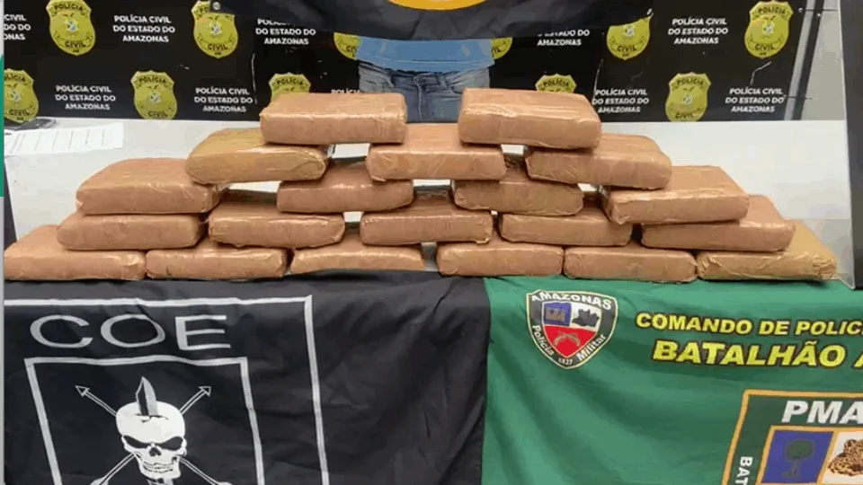 Polícia apreende drogas avaliadas em cerca de R$ 400 mil dentro de canoa em Manaus