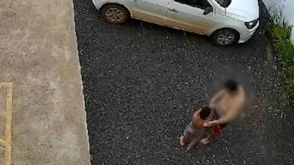 Menino de 8 anos obrigado pelo padrasto a comer pedra vai para abrigo