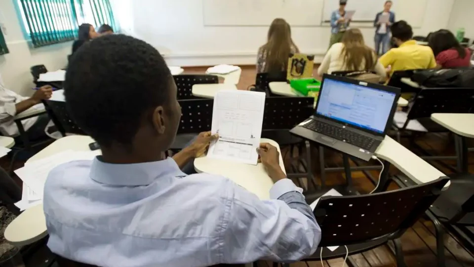 Começa prazo para complementar inscrição adiada no Fies