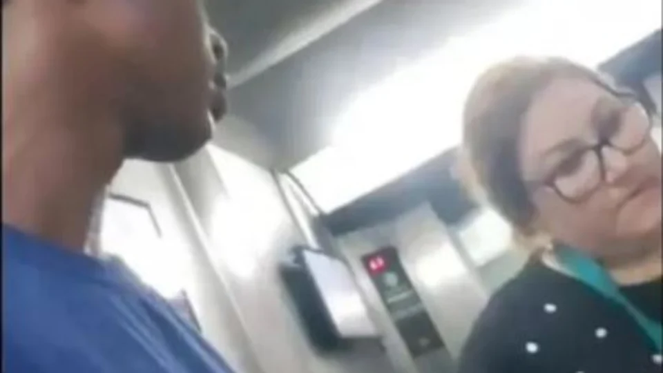 VEJA VÍDEO: moradora impede entregador de usar mesmo elevador de prédio