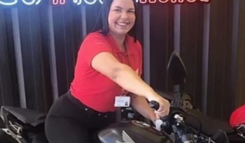 Jovem morre eletrocutada enquanto usava uma chapinha de cabelo