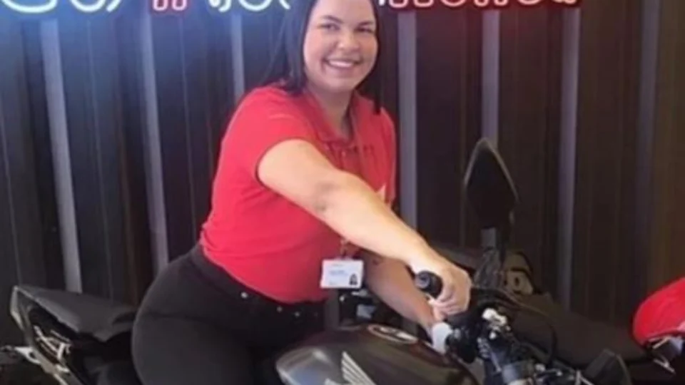 Jovem morre eletrocutada enquanto usava uma chapinha de cabelo