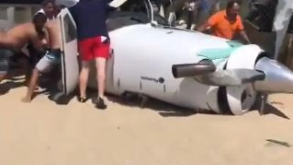 VEJA VÍDEO: idoso morre atingido por avião que fez pouso de emergência na praia